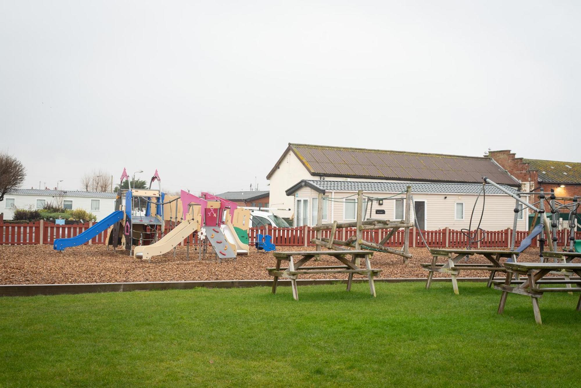 2 Bed Caravan For Hire At Golden Sands In Rhyl Exterior photo